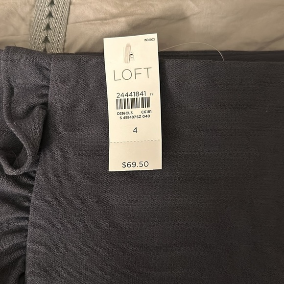 NWT Gray pencil skirt from the Loft. Size 4 - Picture 3 of 4